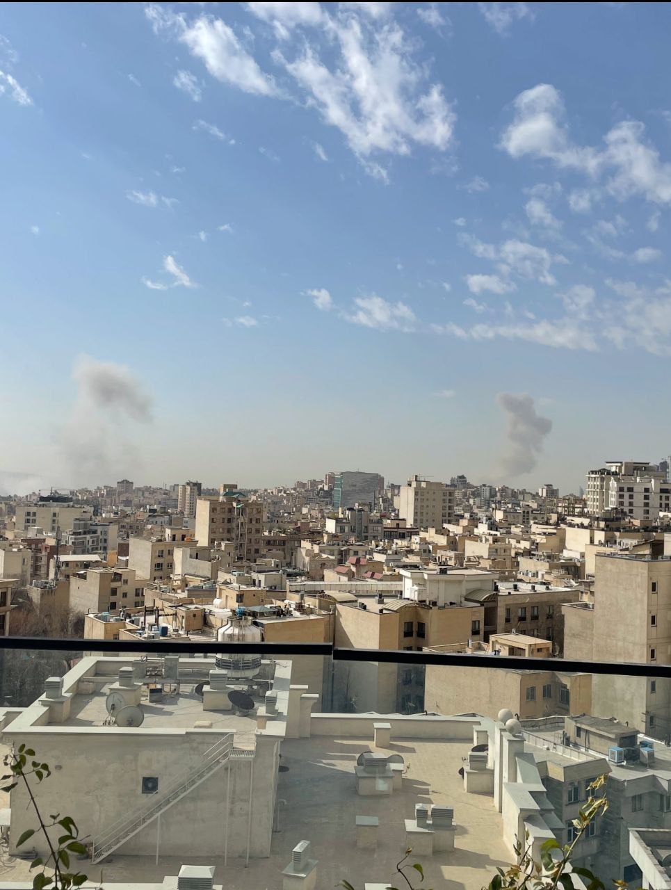 مصادر سقوط صاروخ إيراني بشكل مباشر في مدينة تل أبيب وسط كيان الاحتلال