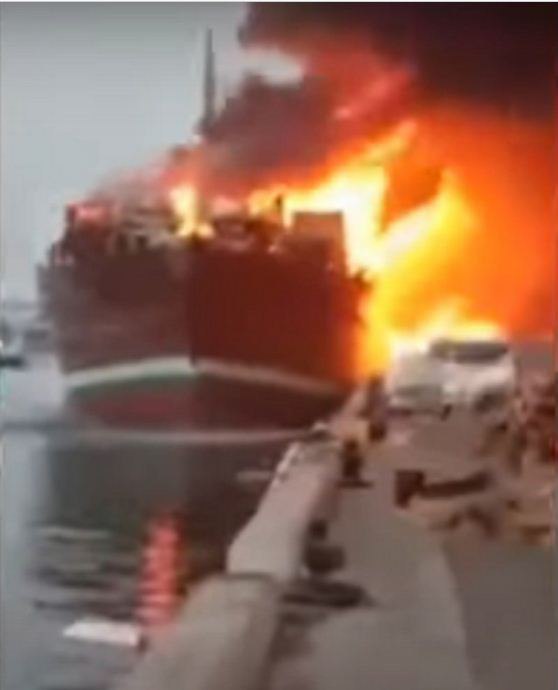 تعود مليكتها لتاجر يمني .. حريق هائل في ميناء دبي يلتهم سفينة شحن محملة بالسيارات “فيديو