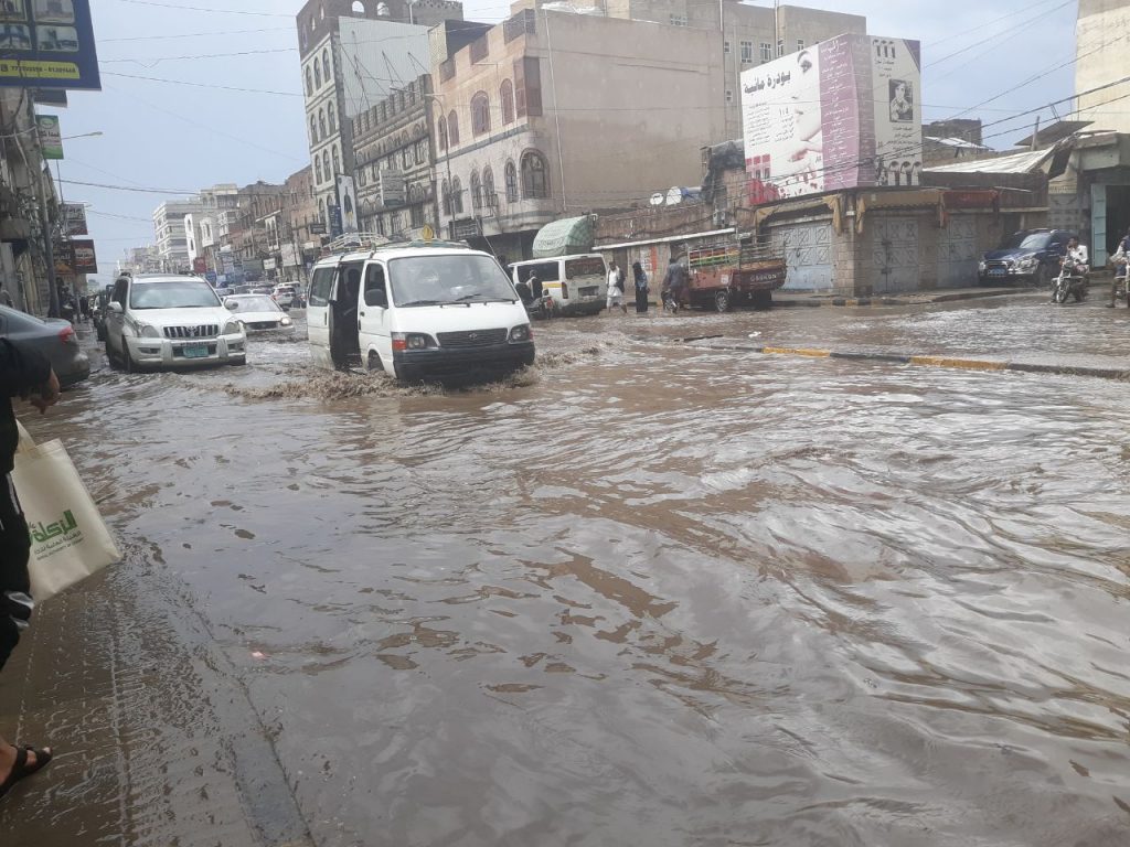 صنعاء تشهد أمطار وسيول والأرصاد يطلق تحذيرات هامة للمواطنين