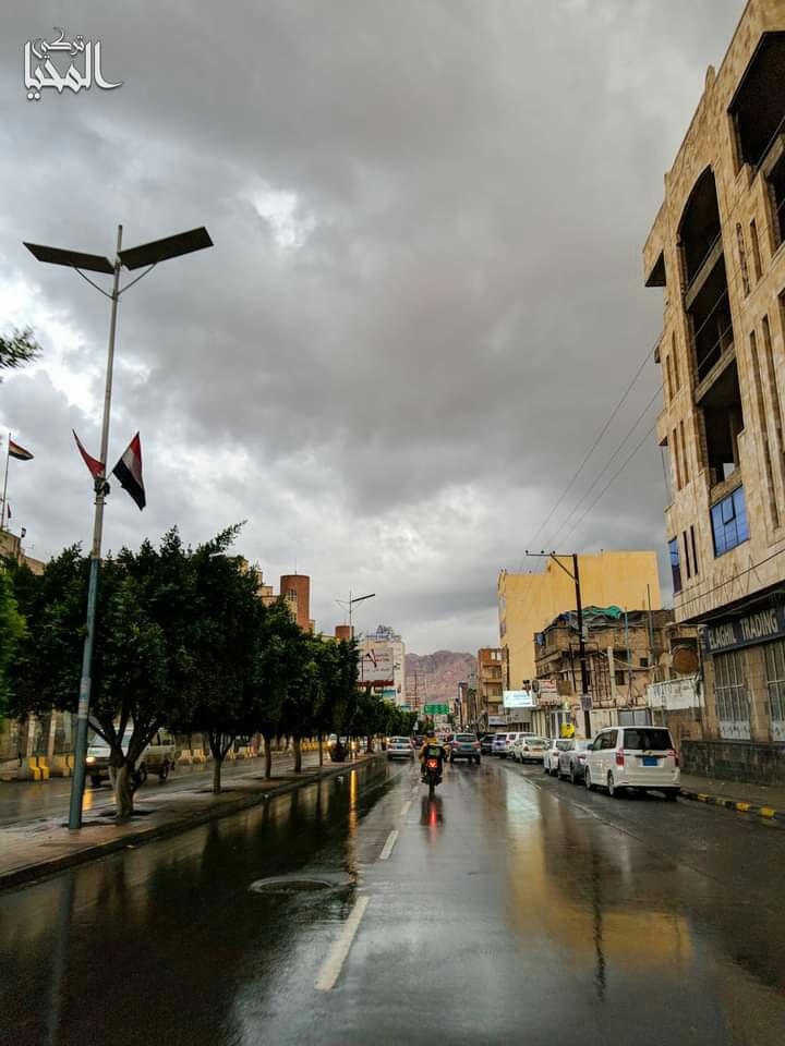 مصلحة الدفاع المدني تُطلق صافرات الإنذار المبكر في سائلة صنعاء القديمة