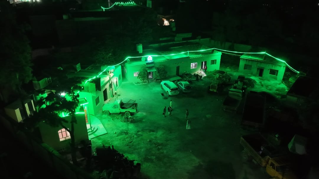 حجة : المؤسسة العامة للطرق والجسور تُبرز مظاهر الاحتفاء بالمولد النبوي عبر أعمال التزيين والتجهيزات