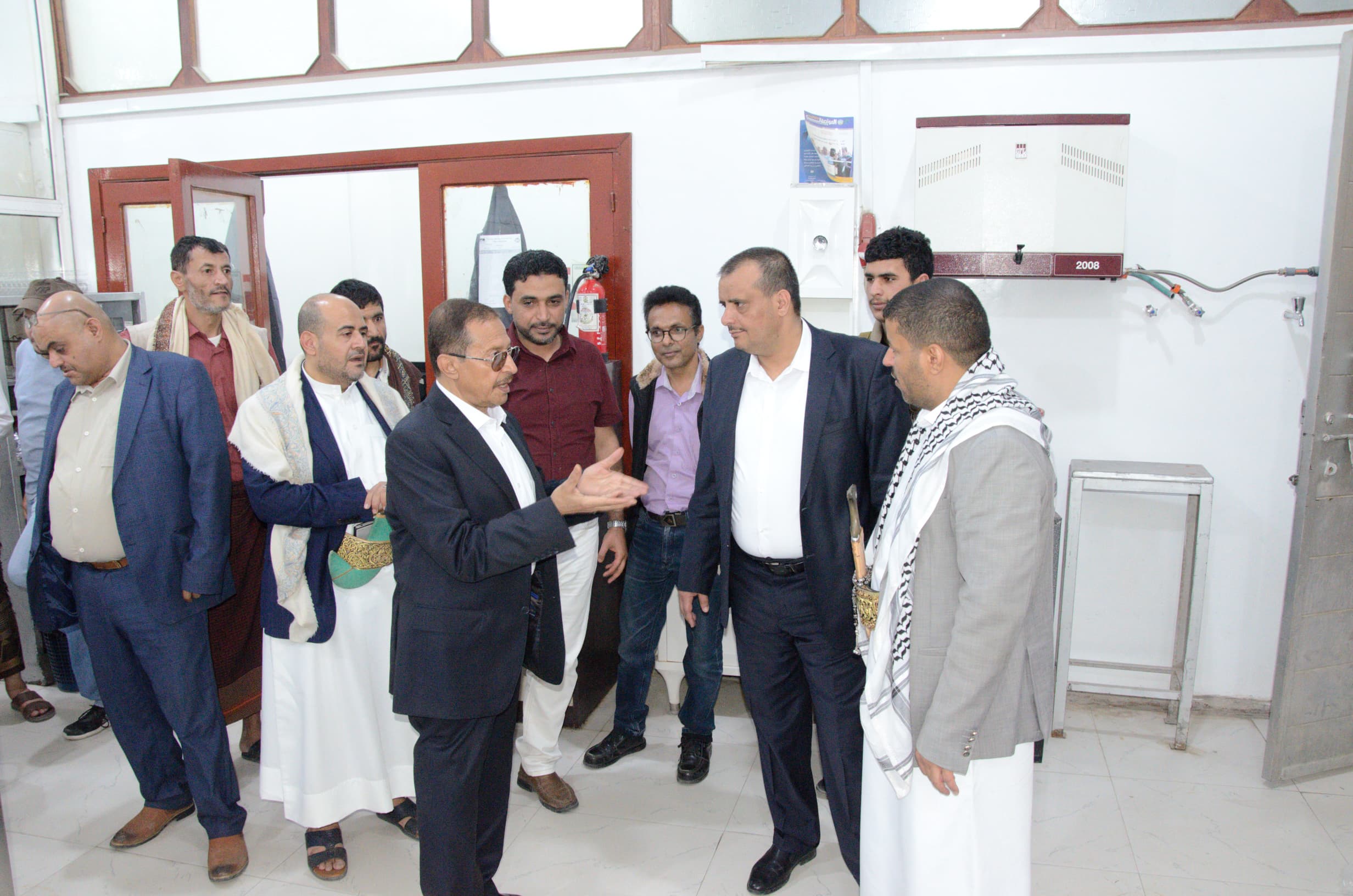 صنعاء: القائم بأعمال وزير الاقتصاد يتفقد مختبرات هيئة المواصفات ويشدد على تعزيز الرقابة لحماية المستهلك