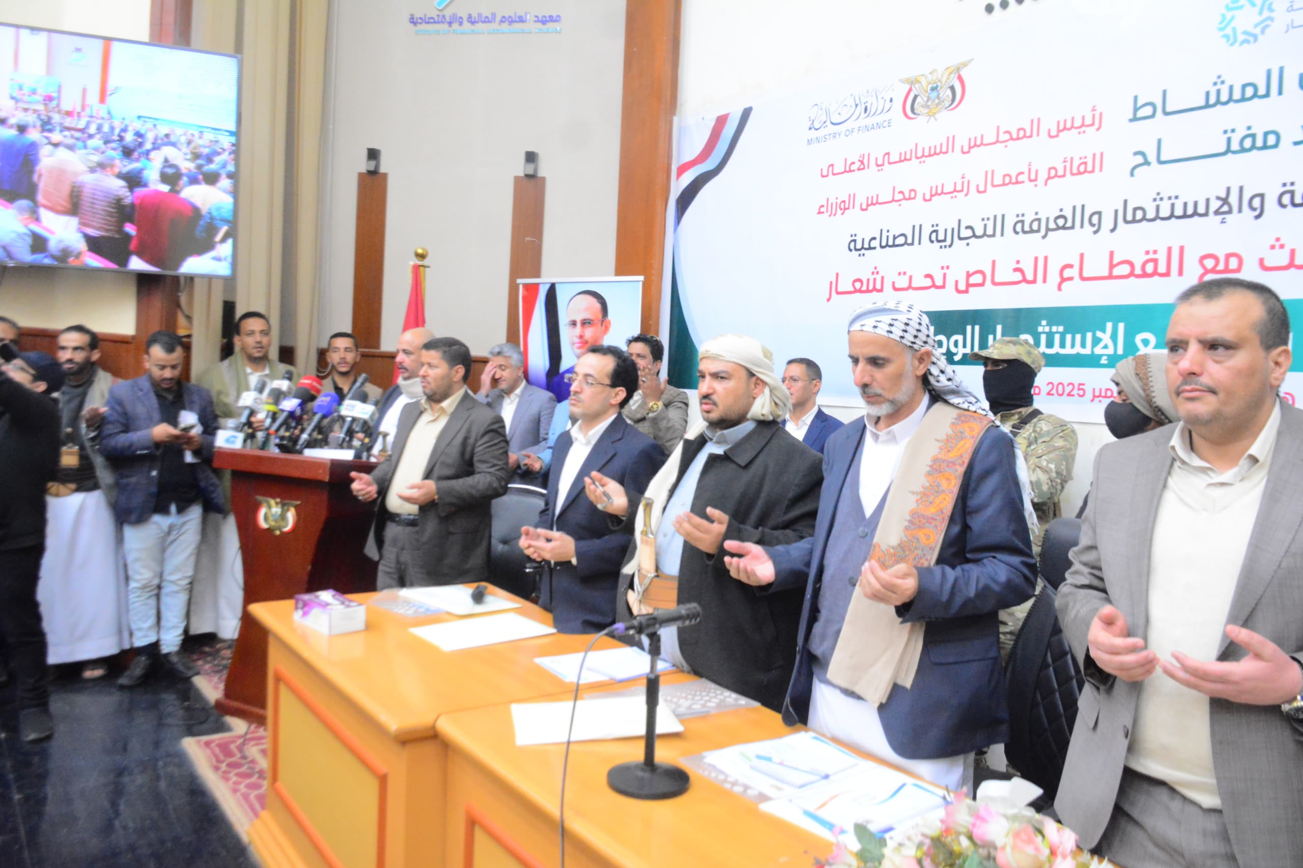 صنعاء; انعقاد اللقاء الاسبوعي الثالث مع القطاع الخاص، والقائم بأعمال رئيس الوزراء يعلن عن تسهيلات تجارية لحماية المنتج المحلي وتعزيز الشراكة مع القطاع الخاص..