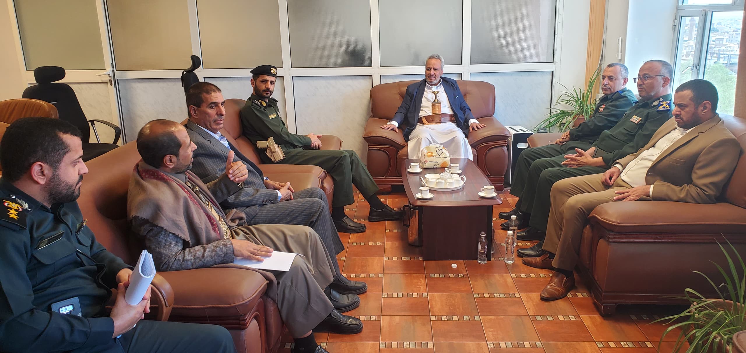 صنعاء: القائم بأعمال رئيس هيئة مكافحة الفساد يلتقي وكيل وزارة الداخلية لقطاع الخدمات المدنية ويقوم بزيارة إلى مصلحة الأحوال المدنية