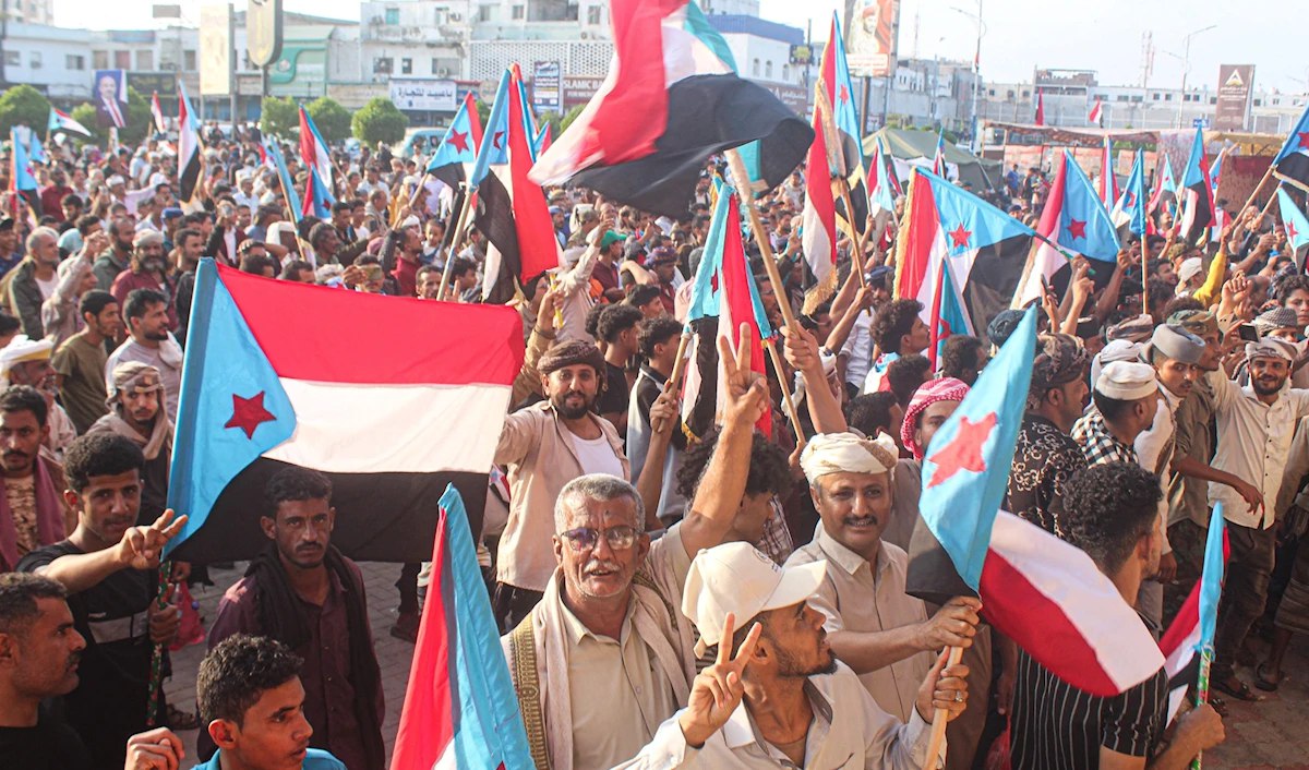 تقرير: الأزمات الدولية: صراع الرياض وابوظبي في اليمن يخلق أزمة جديدة في الخليج