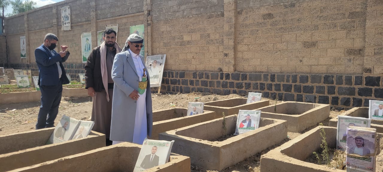 صنعاء: السامعي يزور أضرحة شهداء العاشر من سبتمبر من الصحفيين والإعلاميين.