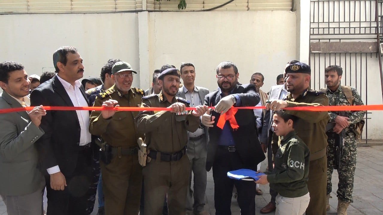 صنعاء: وزير الصحة ونائب وزير الداخلية يفتتحان مشاريع تطويرية ويدشنان منظومة طاقة شمسية بمستشفى الشرطة النموذجي