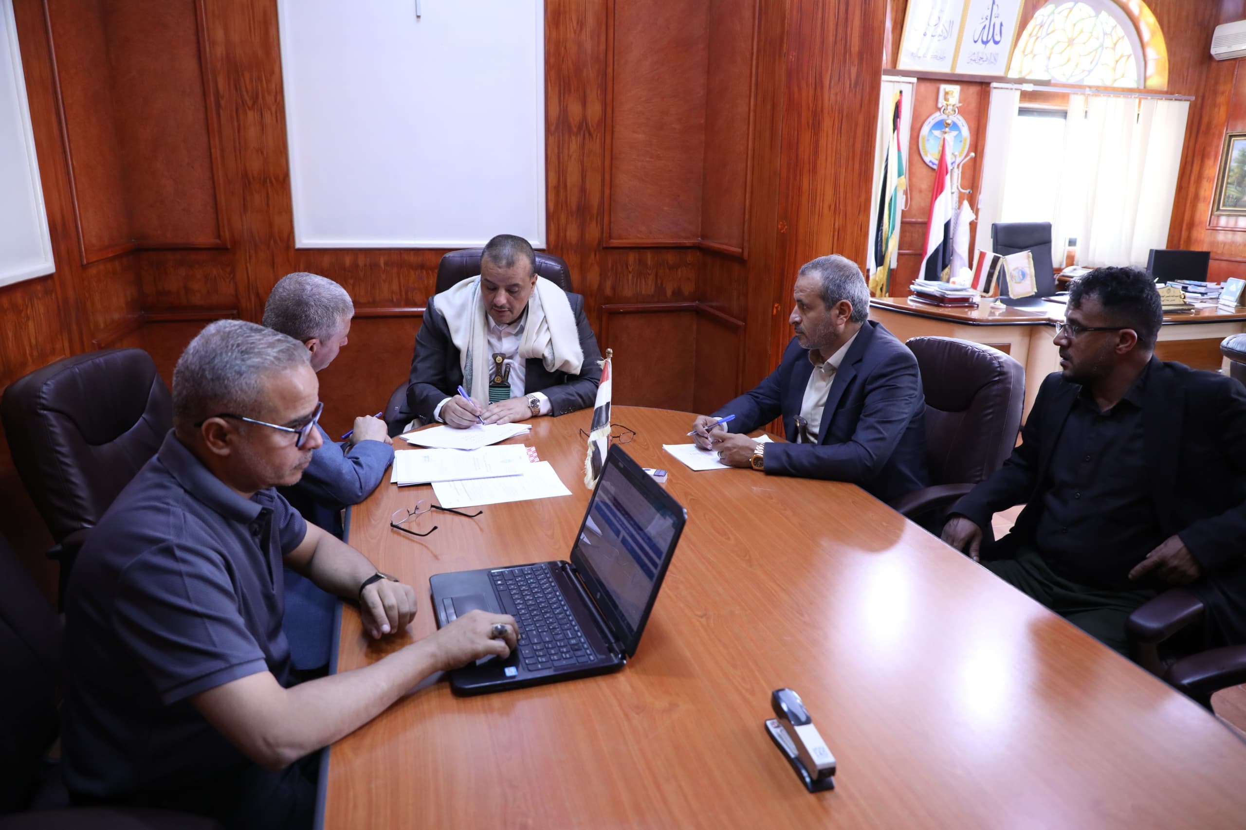 صنعاء : القائم بأعمال وزير الاقتصاد يناقش مع قيادة هيئة المواصفات تطوير الأداء ويطلع على تجهيز أجهزة الفحص الحديثة