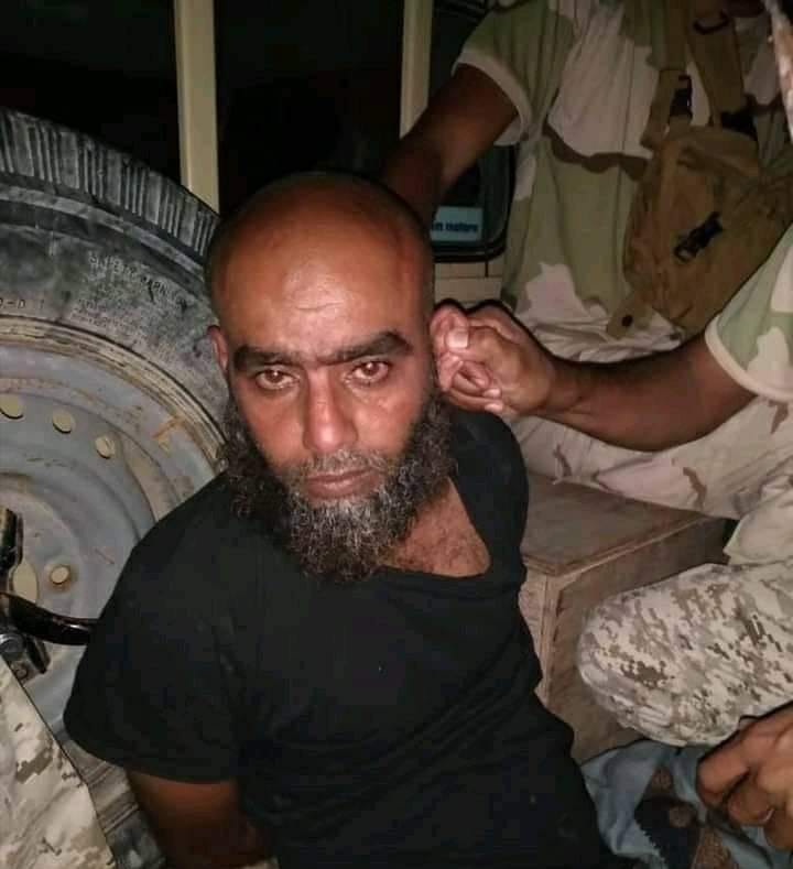 صورة تُظهر “جماجم” اثناء اعتقاله بأيادي قوى الامارات بطريقة مهينة بحضرموت .