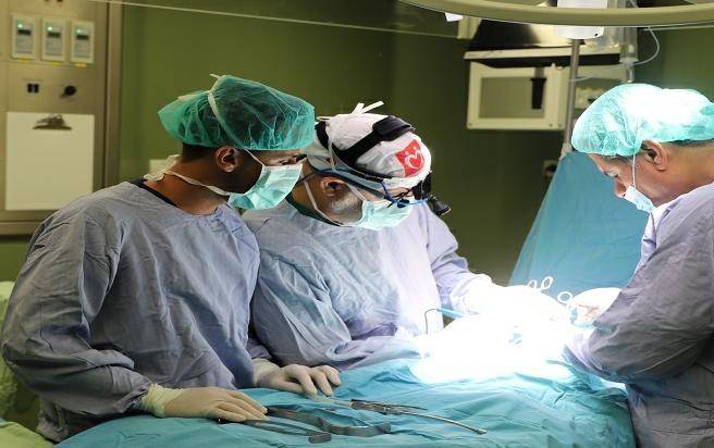 نجاح عملية جراحية في مستشفى يشفين الاستشاري بصنعاء لحالة تم رفضها في عدد من المستشفيات باعتبارها حالة ميئوس منها.