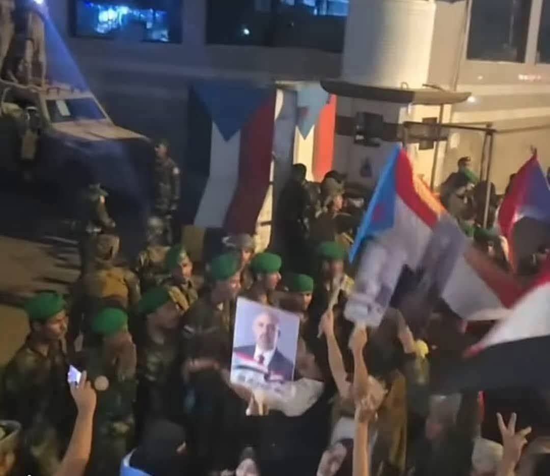 تقرير: القوات الموالية للسعودية تطوق كريتر وتغلق محيط قصر معاشيق في عدن