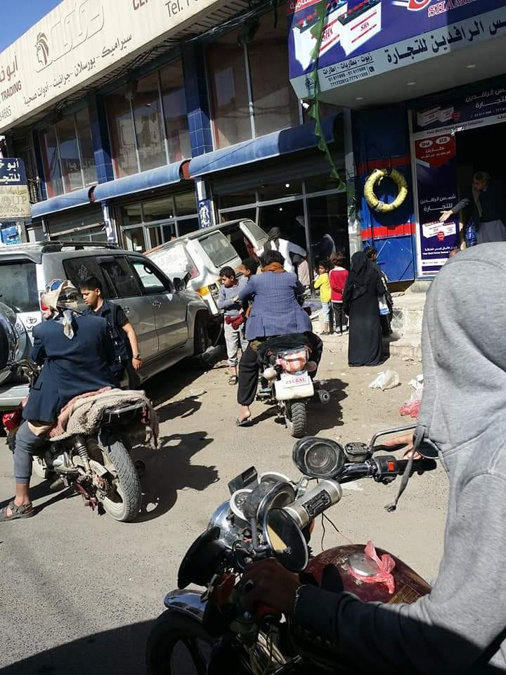 حادث غريب وسط صنعاء و مواطنون يسخرون